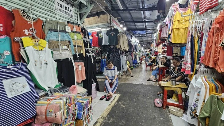 Từng một thời "bán không ngơi tay", nay nhiều quầy sạp kinh doanh quần áo tại chợ Tân Bình lâm vào cảnh ế ẩm kéo dài.