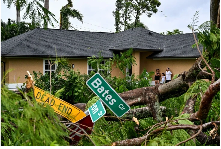 Cây cối đổ ở khu vực Fort Myers của bang Florida sau khi bão Milton đi qua ngày 10/10/2024.