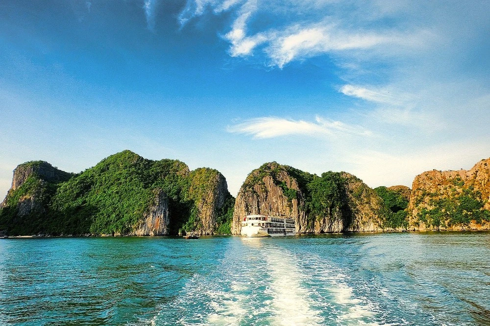 Du lịch tàu biển hạng sang trên vịnh di sản Hạ Long (Quảng Ninh) là một ấn tượng khó quên đối với du khách.