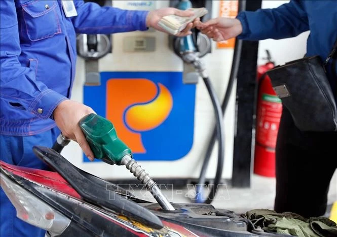 Mua bán xăng, dầu tại điểm kinh doanh xăng dầu Petrolimex. (Ảnh minh họa)
