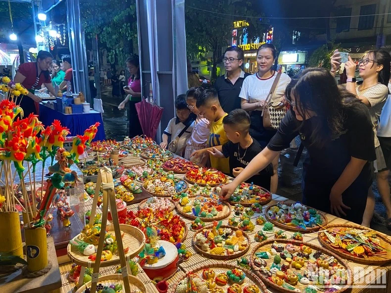 Nhiều bạn nhỏ bày tỏ sự thích thú trước những con giống bột đầy màu sắc.