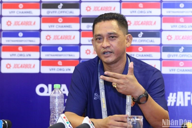 Huấn luyện viên trưởng U17 Myanmar - ông Aung Zaw Myo phát biểu tại buổi họp báo.
