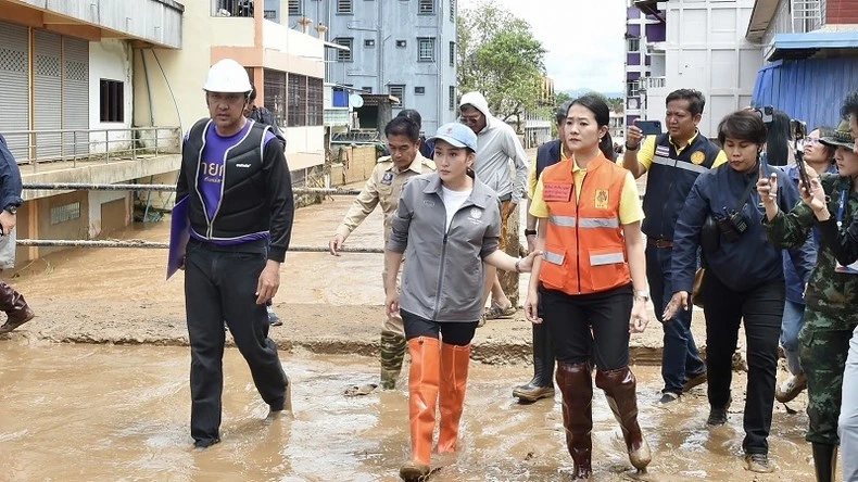 Thủ tướng Thái Lan Paetongtarn Shinawatra kiểm tra tình hình mưa lũ tại huyện Mae Sai, tỉnh Chiang Rai.