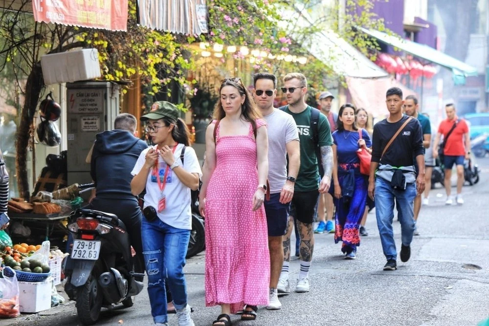 Du khách quốc tế tham quan phố cổ Hà Nội.