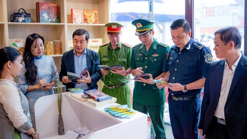 Lãnh đạo Sở Du lịch tỉnh Thừa Thiên Huế, Công ty Cổ phần Cảng Chân Mây và các ban, ngành tham quan Trung tâm Thông tin và Hỗ trợ du khách.