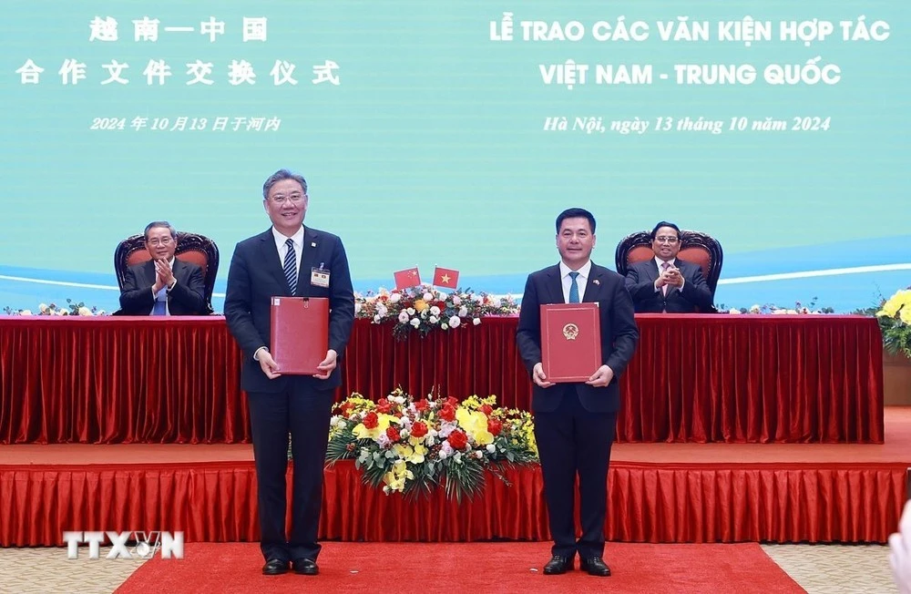 Thủ tướng Phạm Minh Chính và Thủ tướng Lý Cường chứng kiến trao Bản ghi nhớ giữa Bộ Công Thương Việt Nam và Bộ Thương mại Trung Quốc về tăng cường hợp tác xây dựng chuỗi cung ứng nông sản bền vững.