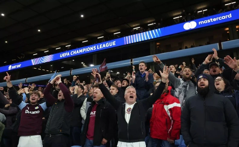 Người hâm mộ Aston Villa phấn khích khi Duran ghi bàn.