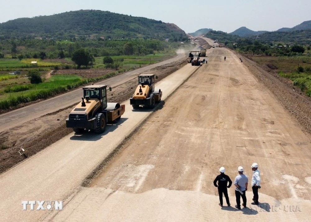 Công nhân thi công gói thầu XL01 dự án thành phần Chí Thạnh - Vân Phong.