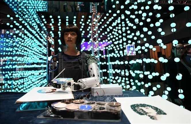 Robot trí tuệ nhân tạo vẽ tranh tại Hội nghị Cấp cao Toàn cầu về Những Triển vọng Tốt đẹp từ AI, ở Geneva, Thụy Sĩ, ngày 30/5/2024. (Ảnh minh họa)