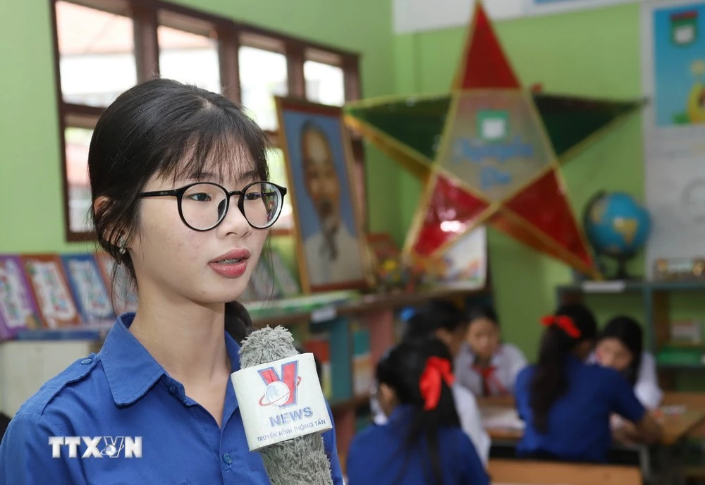 Em Phạm Trương Thiên Ân, học sinh lớp 12 Trường song ngữ Lào-Việt Nam Nguyễn Du chia sẻ cảm nhận về Bác Hồ.