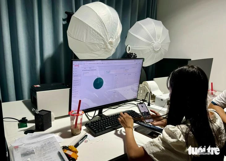 Khu livestream ở vùng biên giới Hà Khẩu (giáp tỉnh Lào Cai, Việt Nam), có nhiều người Việt được thuê vào làm việc giới thiệu sản phẩm, chốt đơn qua mạng.
