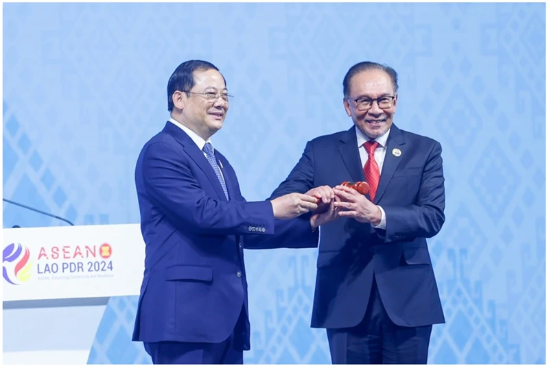 Thủ tướng Lào, Chủ tịch ASEAN 2024 Sonexay Siphandone chuyển giao vai trò Chủ tịch ASEAN 2025 cho Malaysia.