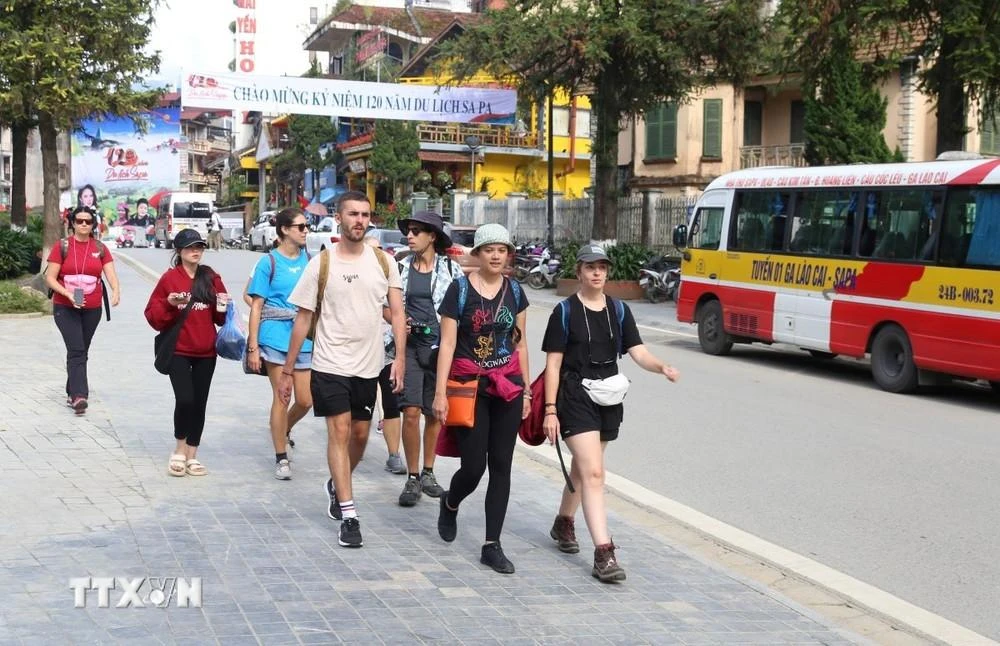 Khách du lịch quốc tế đến với Sa Pa.