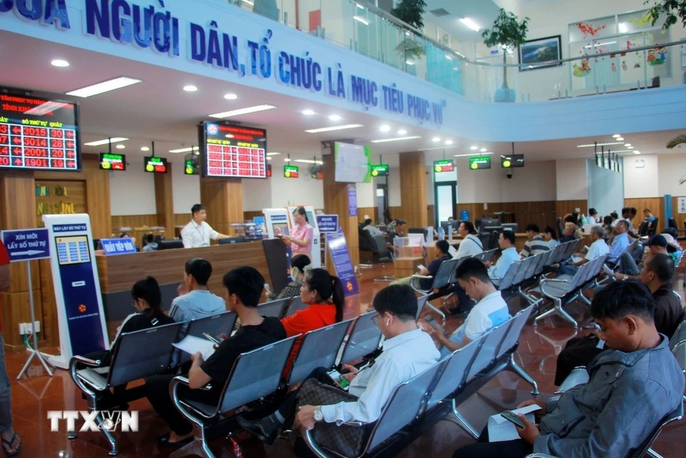 Người dân đến làm thủ tục hành chính công.
