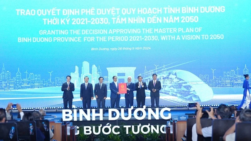 Thủ tướng trao Quyết định Quy hoạch cho tỉnh Bình Dương.
