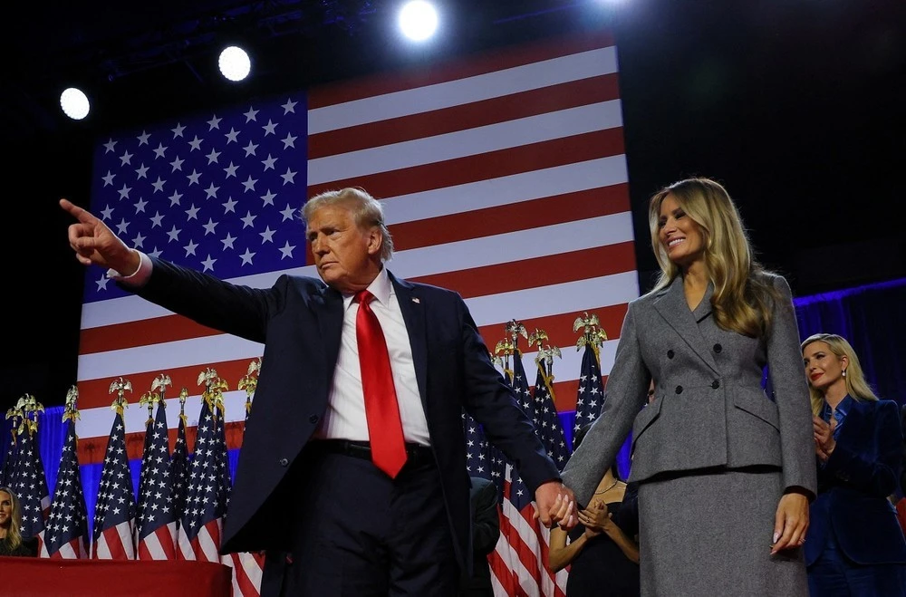 Ông Donald Trump và vợ ăn mừng chiến thắng tại Trung tâm Hội nghị Palm Beach, bang Florida, ngày 6/11/2024.