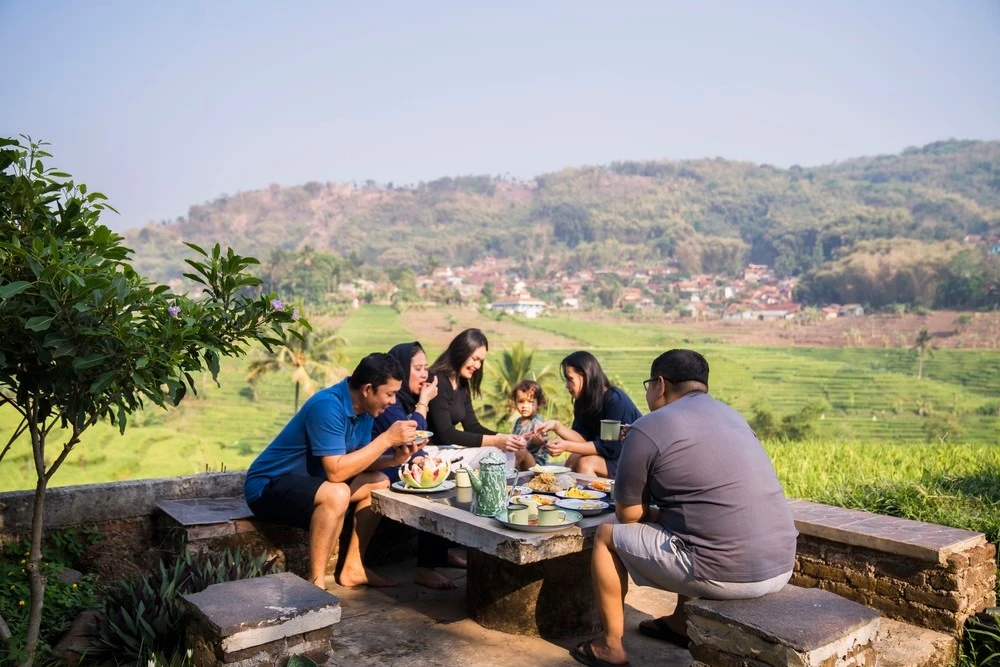 Du khách có cơ hội tiêu thụ nông sản địa phương.