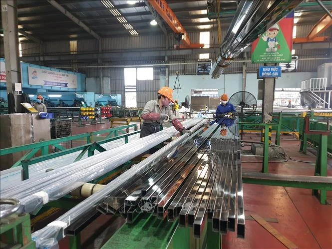 Công nhân làm việc tại khu công nghiệp Đông Anh. (Ảnh minh họa)