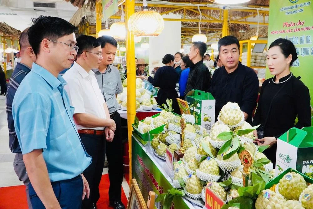 Quảng bá, giới thiệu Na Chi Lăng tại phiên chợ.