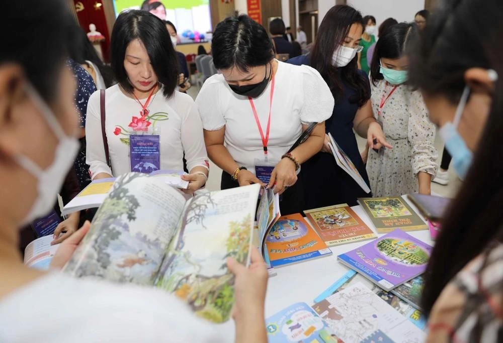 Giáo viên tìm hiểu về bộ sách "Chào Tiếng Việt" - công cụ hiệu quả trong việc dạy tiếng Việt ở nước ngoài.