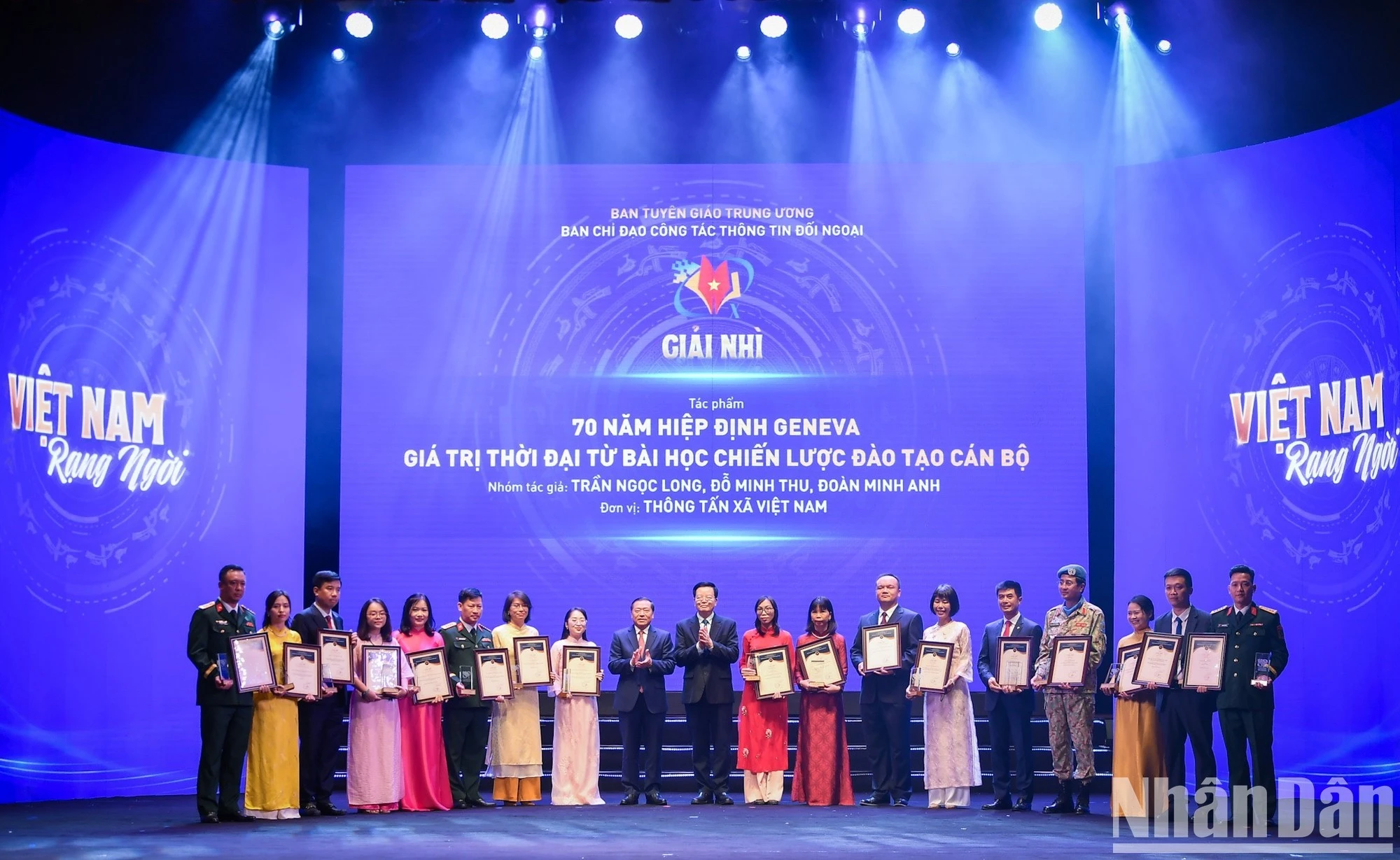 Các đồng chí Ủy viên Trung ương Đảng: Mai Văn Chính, Trưởng Ban Dân vận Trung ương; Lại Xuân Môn, Phó Trưởng Ban Thường trực Ban Tuyên giáo Trung ương trao giải Nhì cho các tác giả/nhóm tác giả.