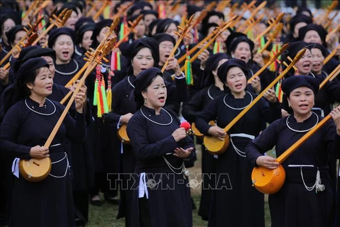 Các nghệ sĩ, diễn viên quần chúng tham gia hát Then, đàn Tính. Ảnh tư liệu
