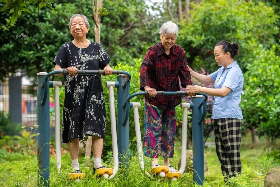 Người cao tuổi tập thể dục với sự giúp đỡ của nhân viên tại trung tâm phúc lợi xã hội ở huyện Hanshou, thành phố Trường Đức, tỉnh Hồ Nam, Trung Quốc.