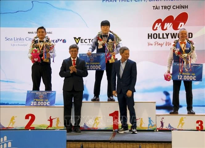 Trao giải vô địch cho cơ thủ Cho Myung-Woo (Hàn Quốc) tại Giải Billiards carom 3 băng vô địch cá nhân thế giới lần thứ 76.