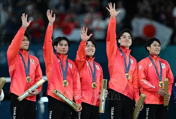 Các VĐV Nhật Bản giành HCV nội dung thể dục nghệ thuật đồng đội nam tại Olympic Paris 2024 ở Paris, Pháp, ngày 29/7/2024.