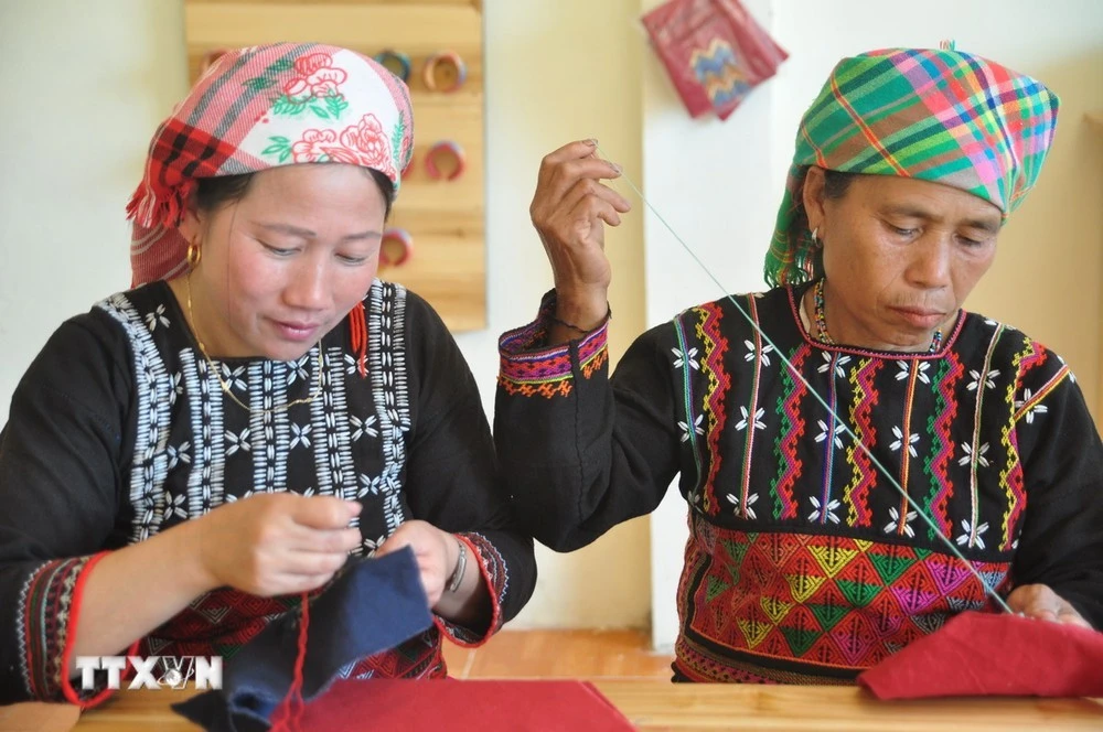 Hoàn thiên sản phẩm thổ cẩm và handmade của phụ nữ Xá Phó tại Nậm Sài.