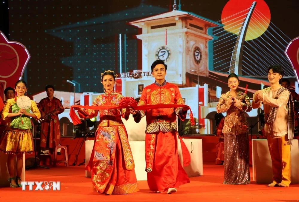 Trang phục cưới truyền thống của người Hoa.