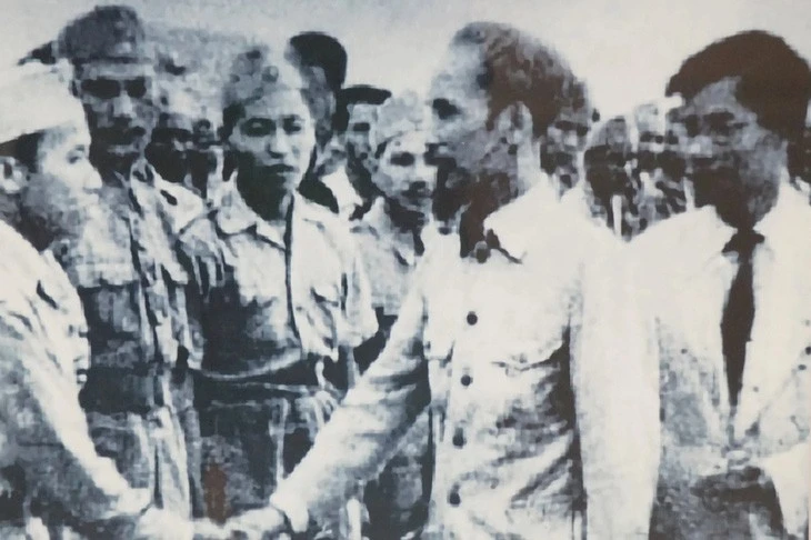 Chủ tịch Hồ Chí Minh đến thăm một đơn vị Vệ quốc đoàn Hà Nội những ngày đầu toàn quốc kháng chiến đầu năm 1947.