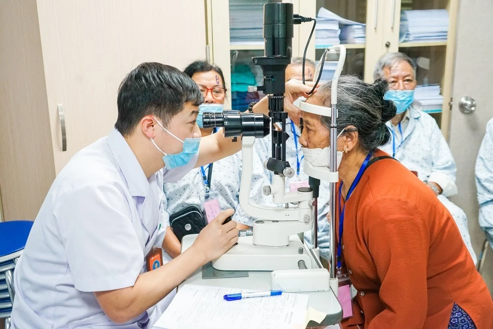 Khám sức khỏe cho người cao tuổi.