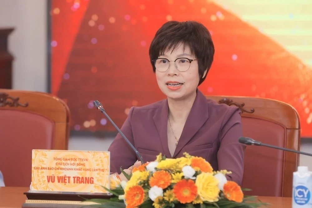 Tổng Giám đốc Thông tấn xã Việt Nam Vũ Việt Trang, Chủ tịch Hội đồng Giải Ảnh báo chí Khoảnh khắc Vàng lần thứ Bảy trả lời câu hỏi của báo chí sau lễ phát động.