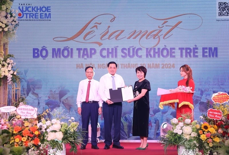 Bà Đặng Thị Phương Thảo, Phó Cục trưởng Cục Báo chí (Bộ Thông tin và Truyền thông) trao Giấy phép hoạt động cho Tạp chí Sức khỏe trẻ em