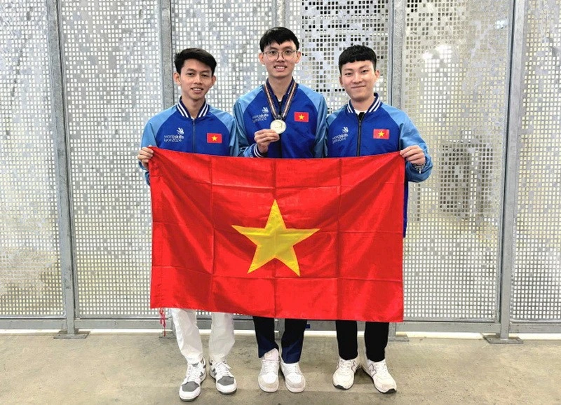 Từ trái qua: Trương Thế Diệu (chuyên gia đào tạo nghề Phay CNC), Phạm Thành Đạt (thí sinh giành huy chương đồng) và Lê Văn Thịnh (quan sát viên) sau lễ trao giải, sáng 16/9.