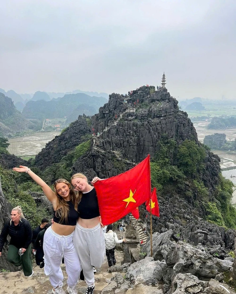 Du khách quốc tế tham quan Hang Múa, Ninh Bình.