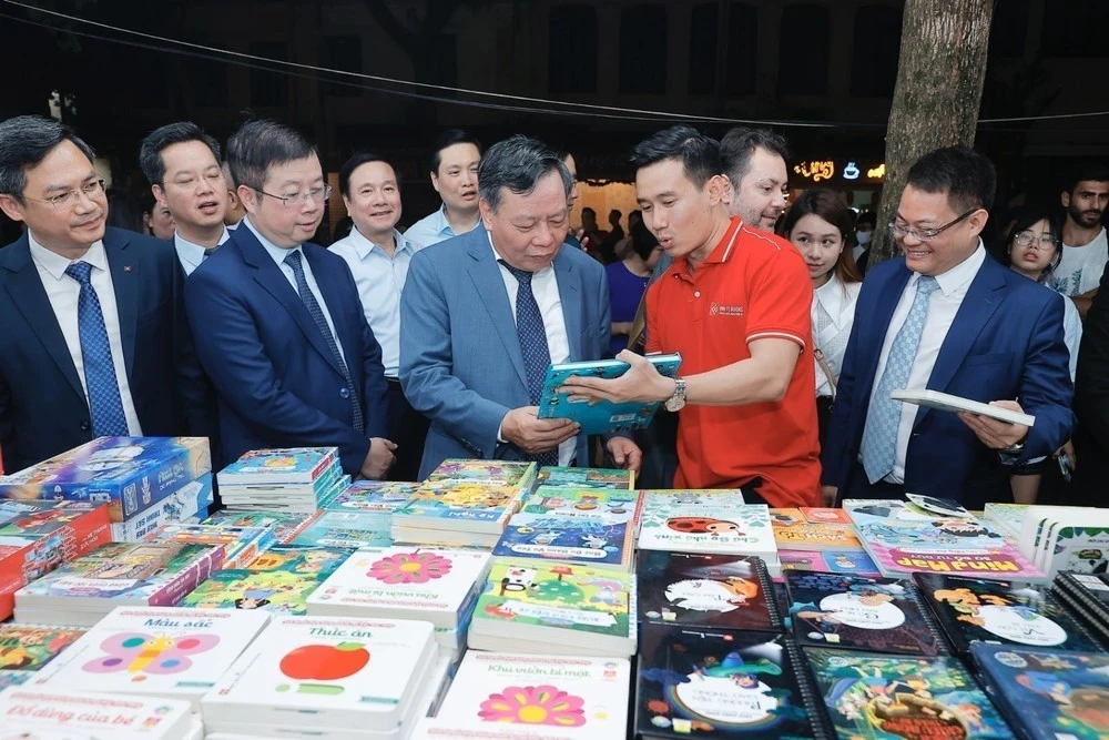 Các đại biểu tham quan gian hàng tại Hội sách Hà Nội năm 2024.