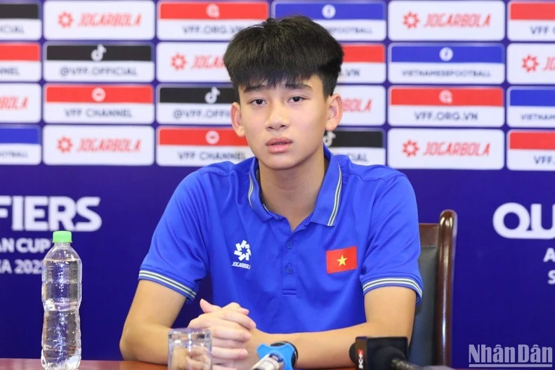 Cầu thủ trẻ Nguyễn Văn Dương phát biểu tại buổi họp báo.