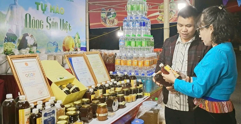 Khách tham quan tìm hiểu các sản phẩm OCOP tại sự kiện.