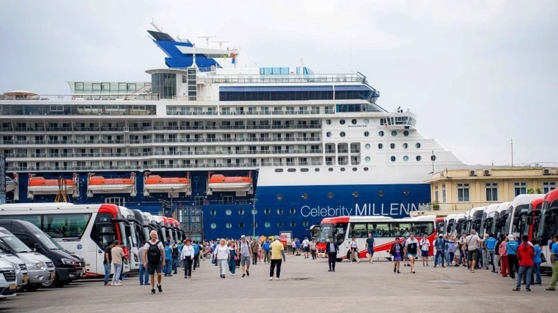 Tàu du lịch Celebrity Millennium chở hơn 3.000 du khách và thuyền viên vừa cập cảng Chân Mây.