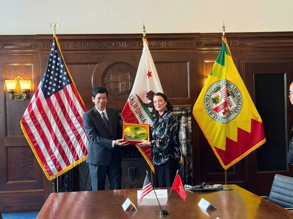 Thứ trưởng Hồ An Phong tặng quà cho bà Erin Bromagim, Phó Thị trưởng phụ trách đối ngoại Los Angeles.