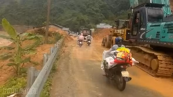 Thông xe tạm thời Quốc lộ 32 sau sạt lở khoảng 800 m³ đất đá tại xã Khao Mang