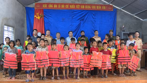 Tuyên truyền phòng, chống đuối nước và tặng áo phao cho người dân vùng hồ Vĩnh Hà
