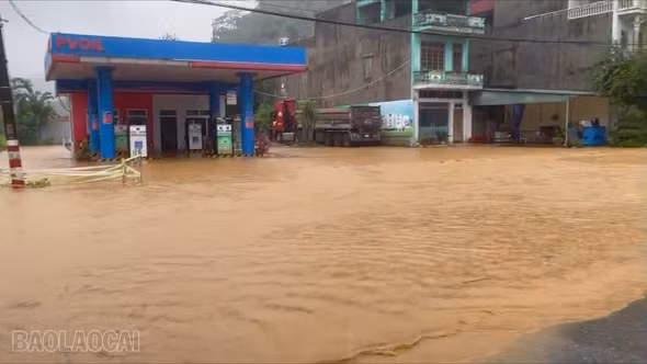 Lào Cai: Mưa lớn gây ngập, sạt lở nhiều điểm trên Quốc lộ 4D đi Sa Pa