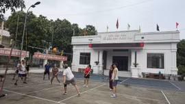Người dân luyện tập thể dục, thể thao tại sân nhà văn hóa khu dân cư