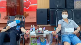 Anh Phạm Duy Quyết cùng con trai tham gia hiến máu