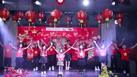 "Tây ăn tết ta" và "ta ăn tết bên tây"