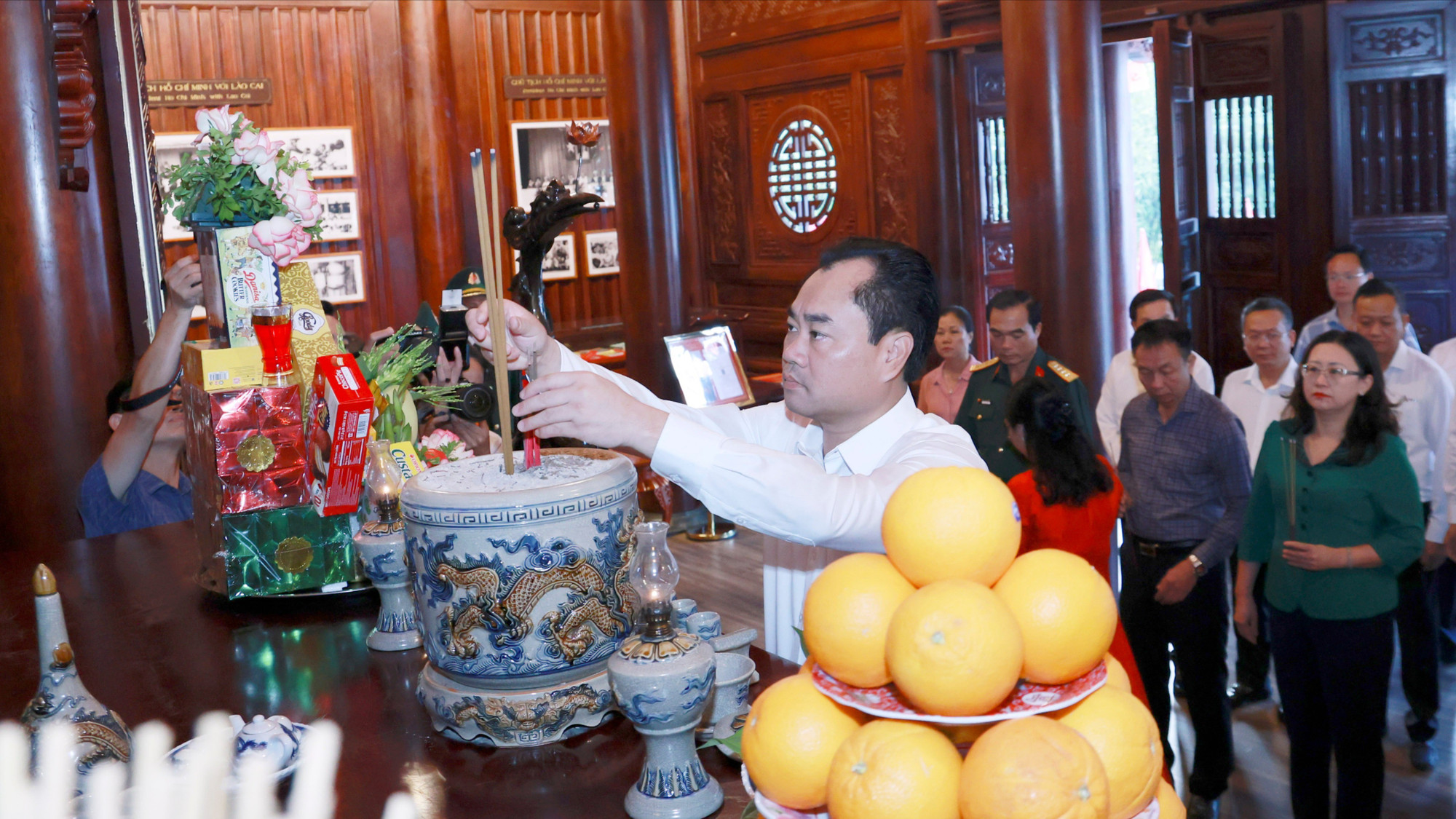Đoàn công tác Tỉnh ủy dâng hương tưởng niệm Chủ tịch Hồ Chí Minh