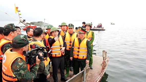 Chủ tịch UBND tỉnh Nguyễn Tuấn Anh chỉ đạo công tác tìm kiếm, cứu nạn vụ tai nạn giao thông đường thuỷ tại hồ Thác Bà